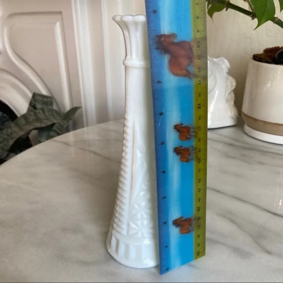 VINTAGE • Milkglass Tall Cottagecore Bud Vase Flower Vessel Milk Glass Romantic - Picture 6 of 7